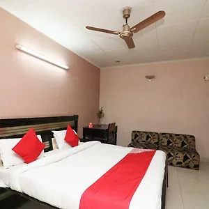 Oyo 24672 Bharat Hotel